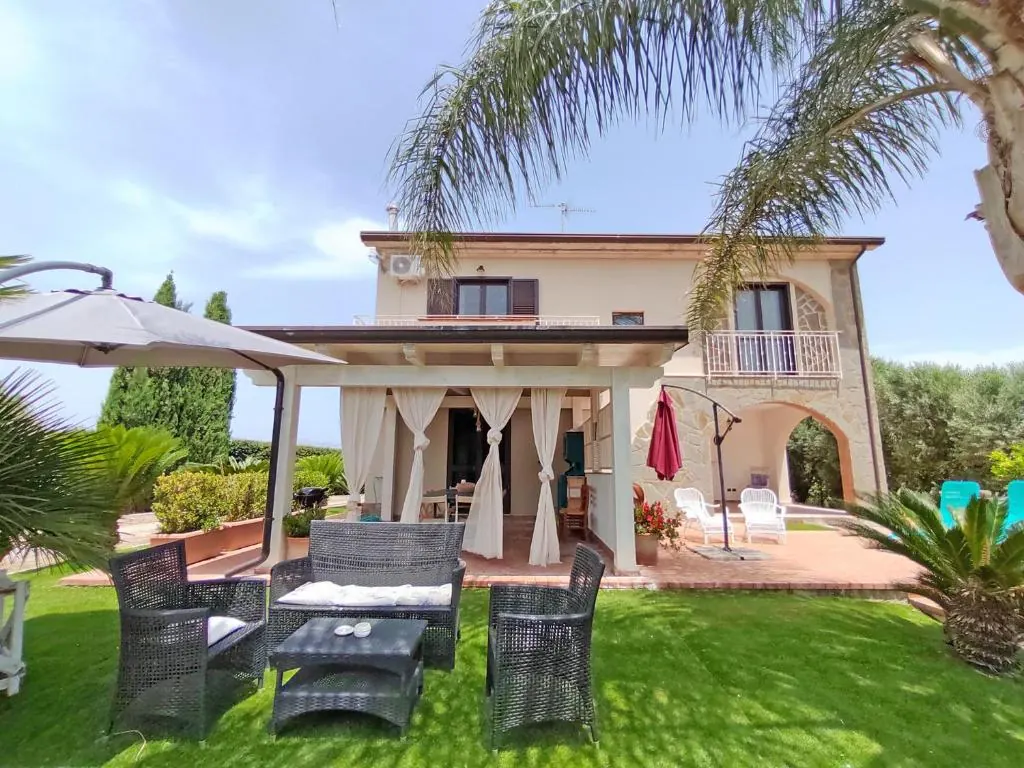 Villa MaLuGio a Casal Velino, Cilento: facciata con veranda coperta, palme e giardino privato vista colline