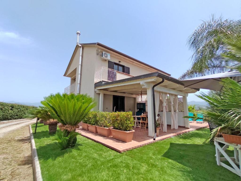 Villa MaLuGio a Casal Velino: villa indipendente con portico, giardino e palme nel Cilento